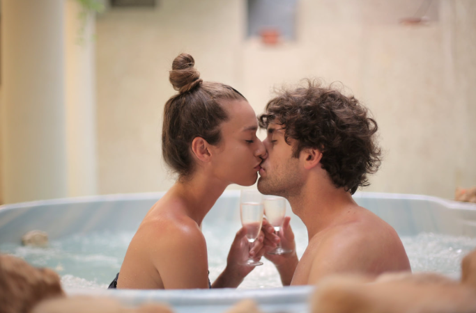 couple-in-bath-kissing