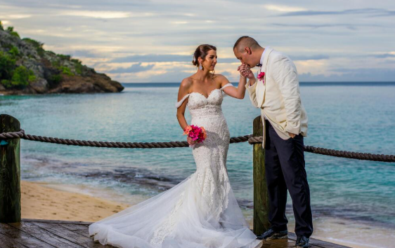 elopement couple on tropical island