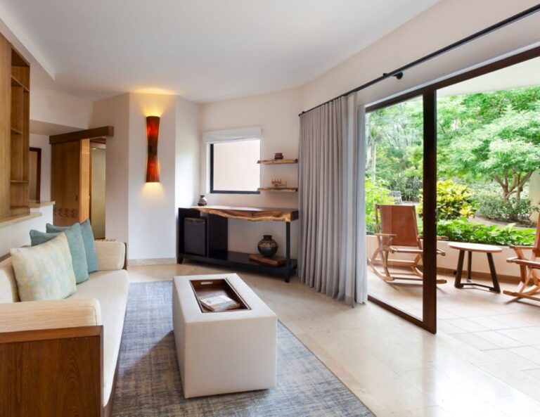 westin-deluxe-jr-suite-sitting