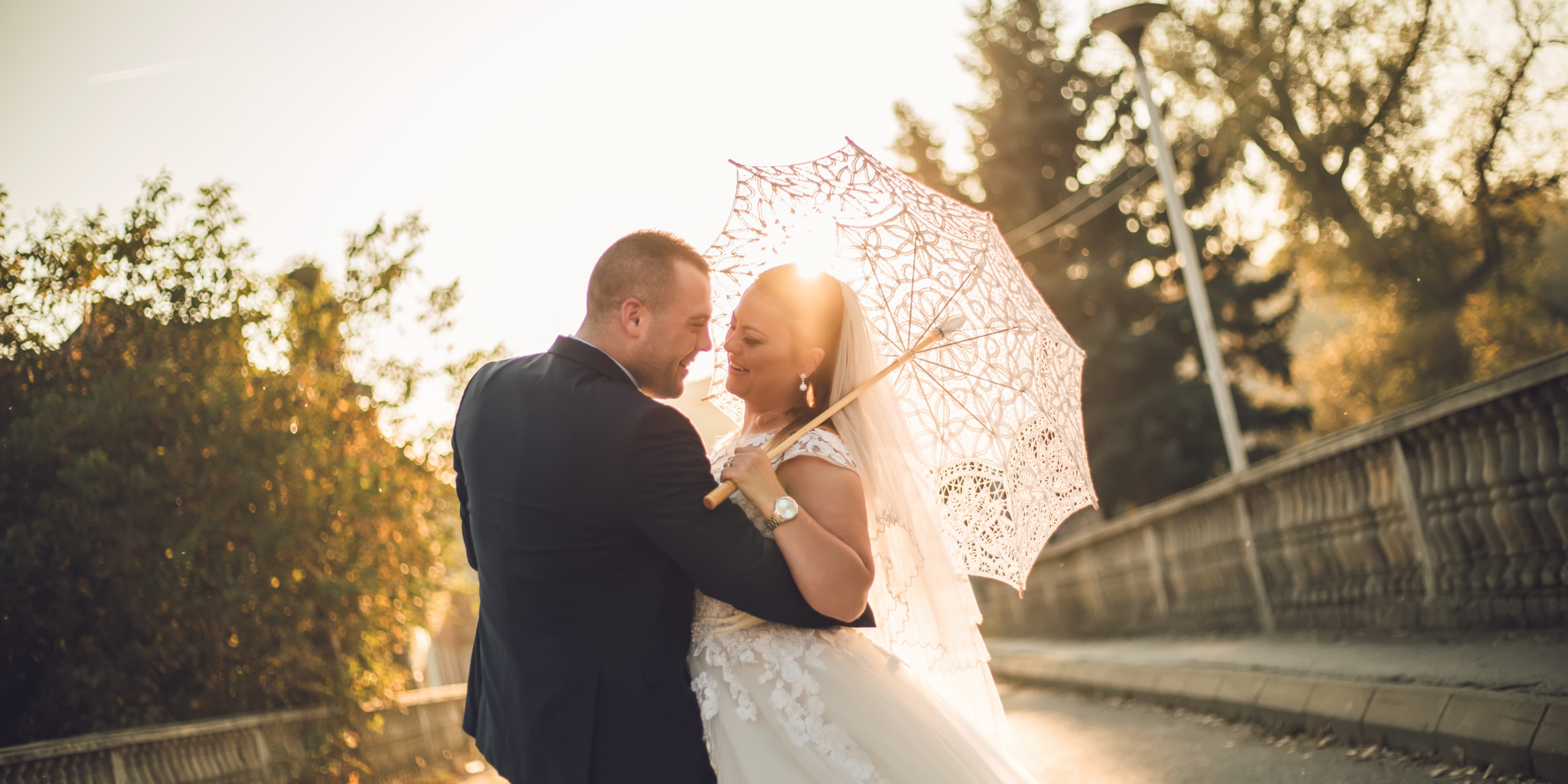 Golden hour moments like this depend on intentional timing within your wedding day schedule.