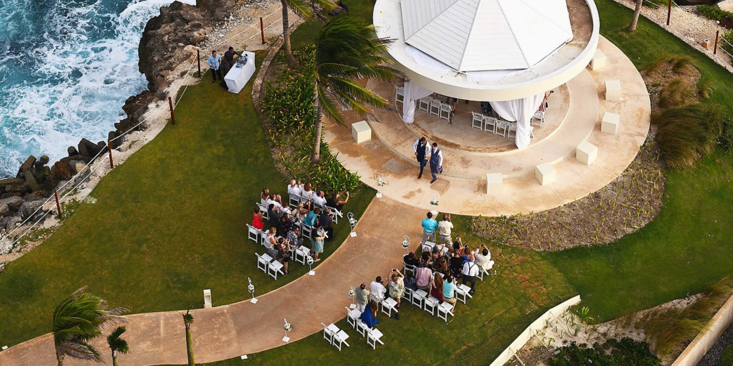 A coastal wedding offers dramatic ocean views and a seamless guest experience with easy access and strong resort options.